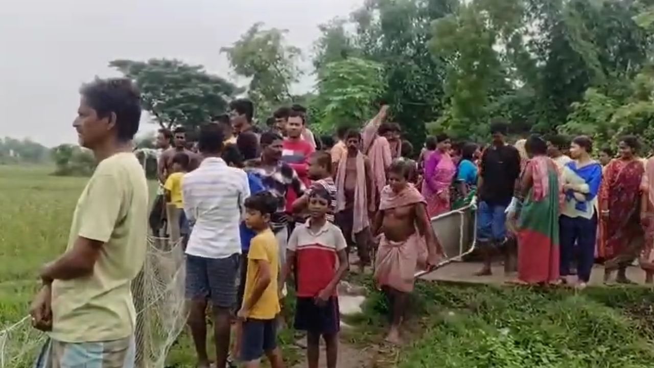 Goghat: গোঘাটে বাড়ির পাশেই পুকুর পাড় থেকে উদ্ধার নিখোঁজ ব্যক্তির পচা-গলা দেহ, খুন? তদন্তে পুলিশ Goghat: গোঘাটে বাড়ির পাশেই পুকুর পাড় থেকে উদ্ধার নিখোঁজ ব্যক্তির পচা-গলা দেহ, খুন? তদন্তে পুলিশ