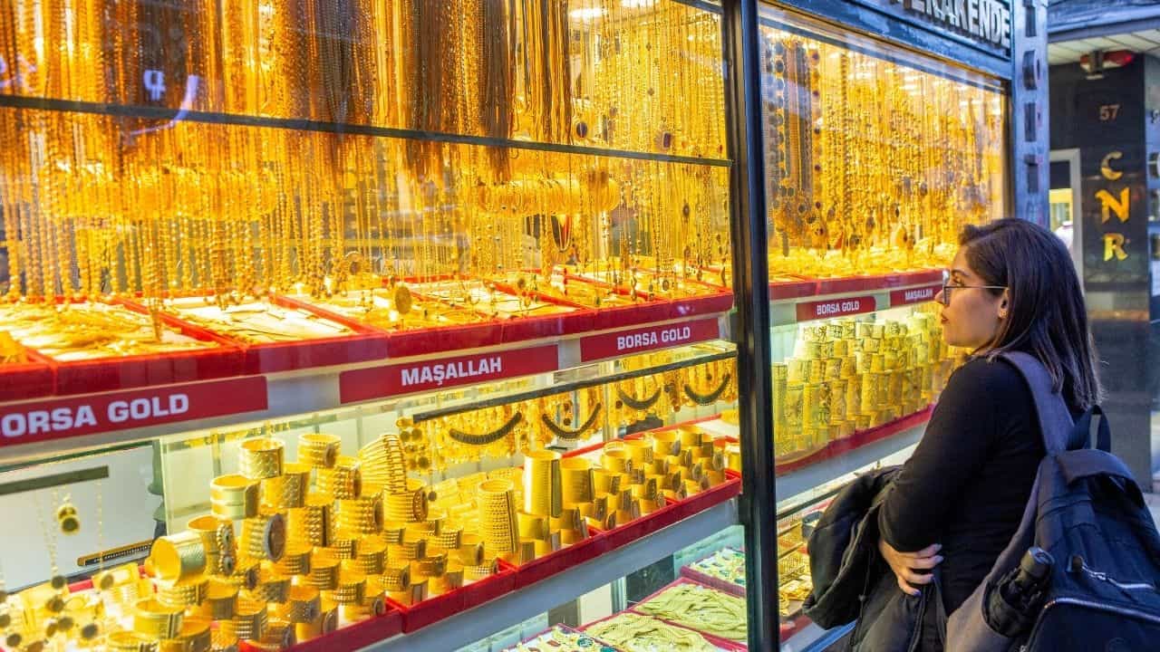 Gold Price Today: মঙ্গলে ভাগ্য সুপ্রসন্ন, ৩ দিনে ১৬ হাজারের বেশি দাম কমল ২৪ ক্যারেট সোনার! Gold Price Today: মঙ্গলে ভাগ্য সুপ্রসন্ন, ৩ দিনে ১৬ হাজারের বেশি দাম কমল ২৪ ক্যারেট সোনার!