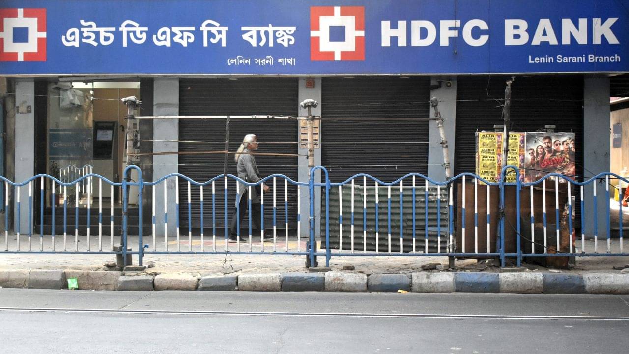 HDFC Misuse FD Money: লাখ-হাজার নয়, একেবারে গ্রাহকদের ২৫-৩০ কোটি টাকার FD নিয়ে নয়ছয়ের অভিযোগ HDFC-র বিরুদ্ধে