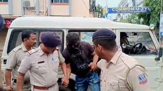 Hingalganj: ছাতা-ই স্কুলের ‘ছাদ’, এভাবেও পড়াশোনা হয় বাংলার স্কুলে!