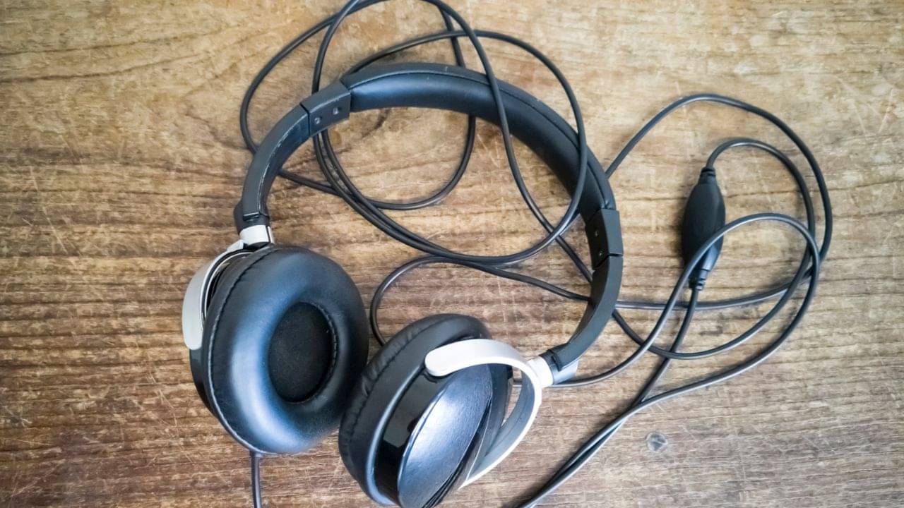 Bluetooth Headphone নাকি সাধারণ হেডফোন, কোনটা ভাল জানেন?
