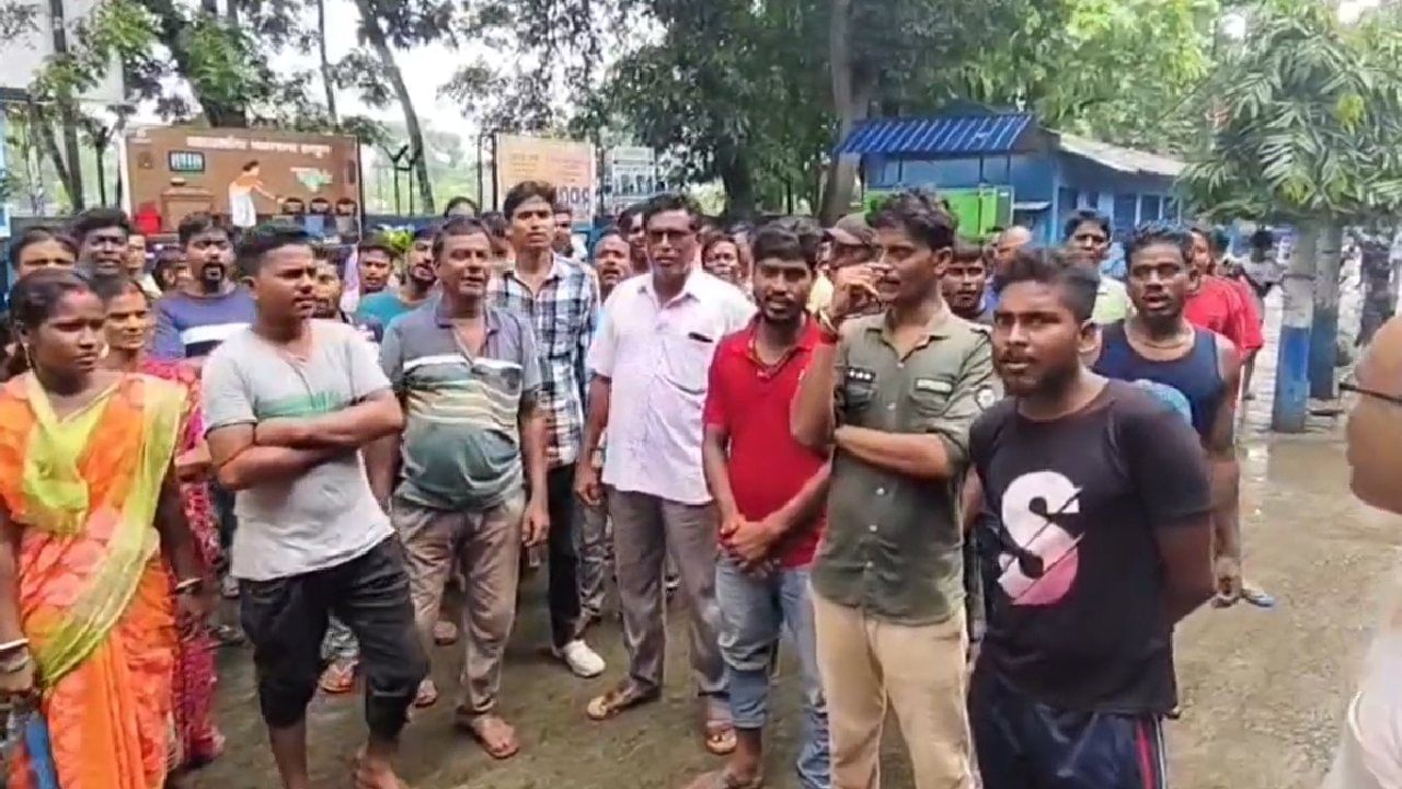 Arambagh Protest: হেলথ সেন্টার সরানোর প্রতিবাদে পুরশুড়ায় তুমুল বিক্ষোভ! এলাকার লোকজন বলছে, ‘মনে হচ্ছে টাকা খেয়েছে’ Arambagh Protest: হেলথ সেন্টার সরানোর প্রতিবাদে পুরশুড়ায় তুমুল বিক্ষোভ! এলাকার লোকজন বলছে, ‘মনে হচ্ছে টাকা খেয়েছে’