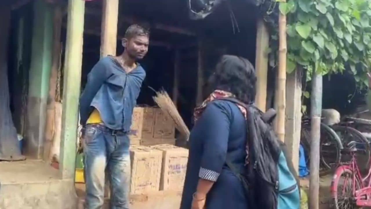 Hindmotor Station: হিন্দমোটর স্টেশনের কাউন্টারে মহিলাকে শ্লীলতাহানির অভিযোগ, অভিযুক্তর মুখে লেপে দেওয়া হল গোবর, পরানো হল জুতোর মালা