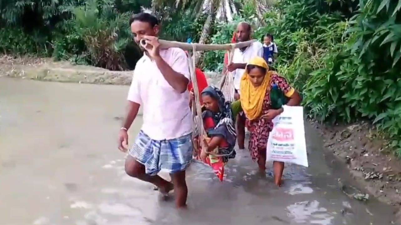 Hingalganj: বেহাল রাস্তায় রোগীকে নিয়ে যেতে দোলনা-ই ভরসা, বাম আমলকে দুষলেন তৃণমূল বিধায়ক