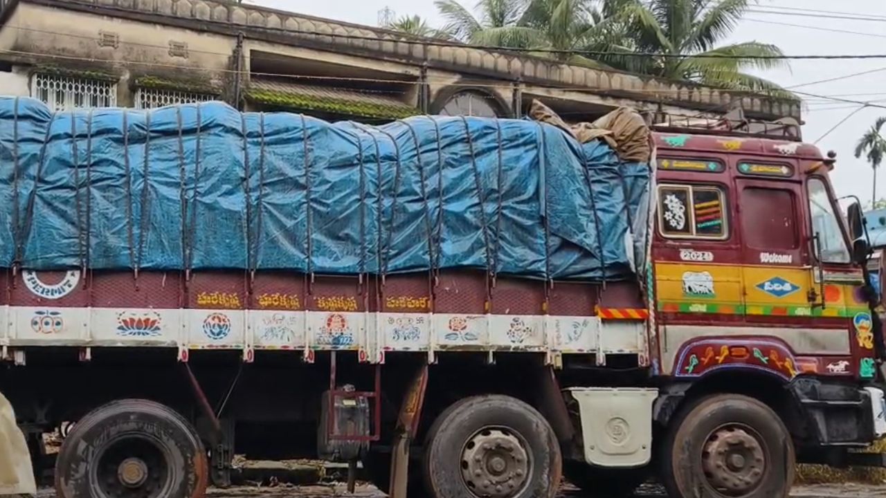 Hooghly: ৬০০ বস্তা চাল, ৫০ বস্তা আটা, মশাটের গোডাউন থেকে উদ্ধার রেশন Hooghly: ৬০০ বস্তা চাল, ৫০ বস্তা আটা, মশাটের গোডাউন থেকে উদ্ধার রেশন