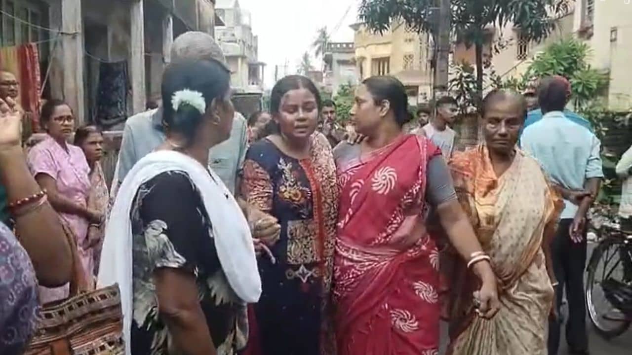 Hooghly: মহিলা বসতেই স্প্রে করেন টোটোচালক, তারপর চলন্ত টোটো থেকে ঝাঁপ...