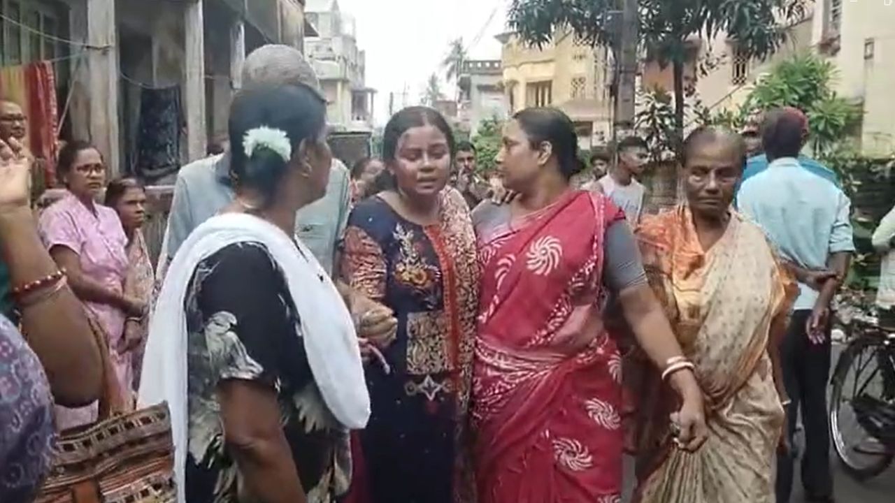 Hooghly: মহিলা বসতেই স্প্রে করেন টোটোচালক, তারপর চলন্ত টোটো থেকে ঝাঁপ... Hooghly: মহিলা বসতেই স্প্রে করেন টোটোচালক, তারপর চলন্ত টোটো থেকে ঝাঁপ...