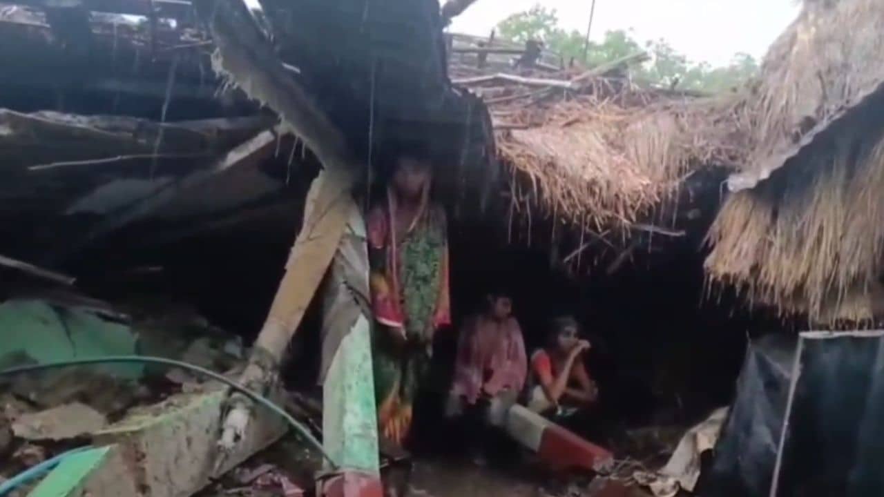 Purba Bardhaman: ভিতরে তখন ১২ জন, ভাতারে হুড়মুড়িয়ে ভেঙে পড়ল বাড়ি