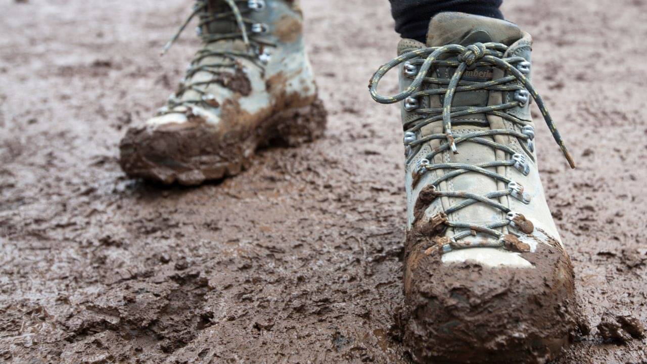Monsoon Tips: বর্ষায় কাদা লেগে জুতোর হাল খারাপ? রইল পরিষ্কার এর সহজ উপায়