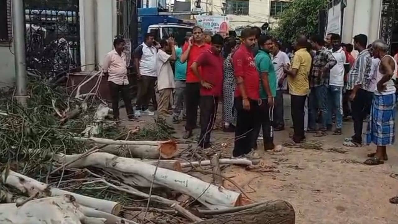 Howrah: সাতসকালে হাওড়া পৌরনিগমের ভিতর ভয়াবহ ঘটনা, প্রাণ গেল ২ জনের