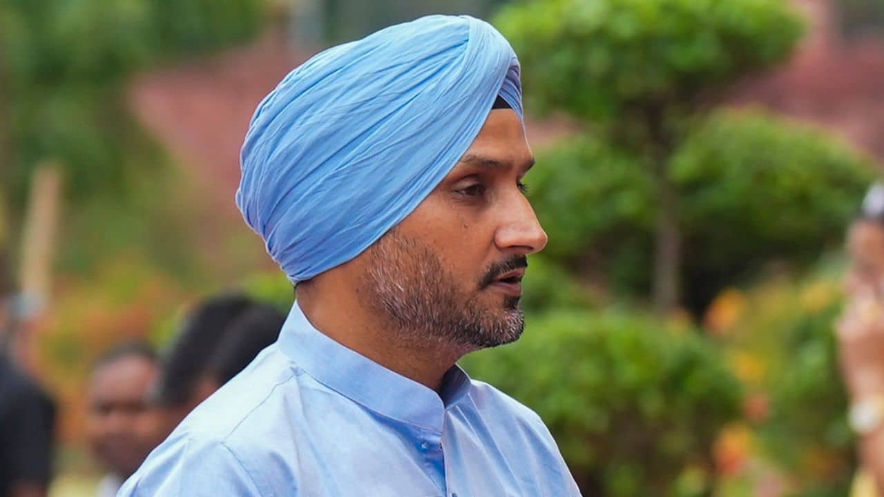 Harbhajan Singh: বাবাকে কেন চড় মেরেছিলে? সতীর্থর মেয়ের প্রশ্নে বিব্রত হরভজন সিং