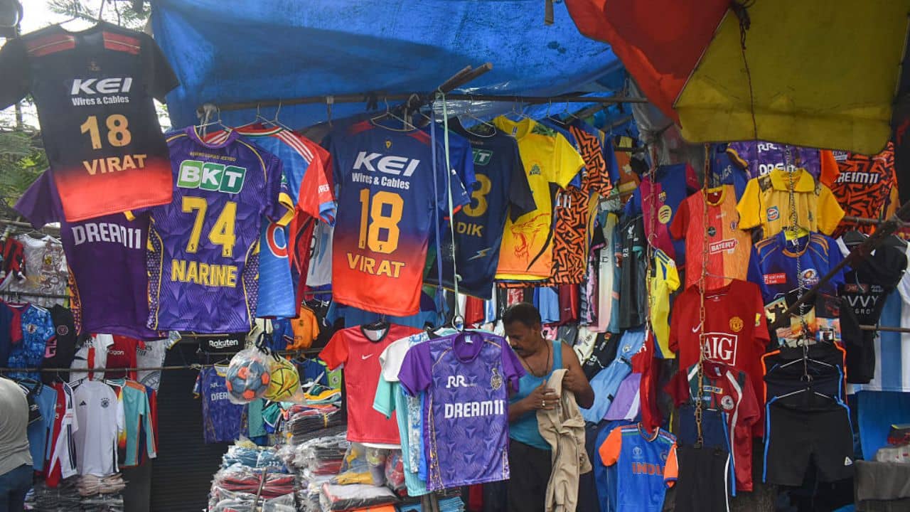 IPL Jersey: ওয়াংখেড়েতে চুরি কয়েক লাখের জার্সি, গ্রেফতার নিরাপত্তারক্ষী!