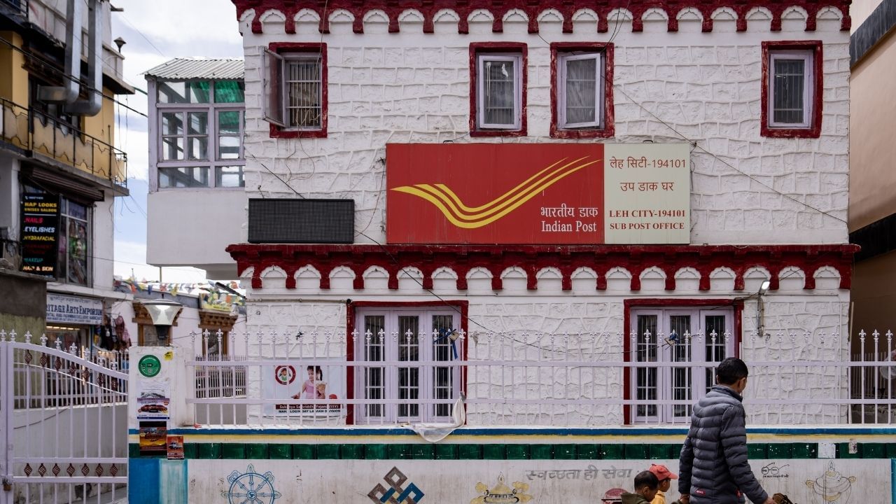 Post Office Scheme: জিরো লস, গ্যারান্টি লাভের! এই স্কিমে টাকা রাখলে সুদের টাকাতেই আরামে চলবে সংসার Post Office Scheme: জিরো লস, গ্যারান্টি লাভের! এই স্কিমে টাকা রাখলে সুদের টাকাতেই আরামে চলবে সংসার