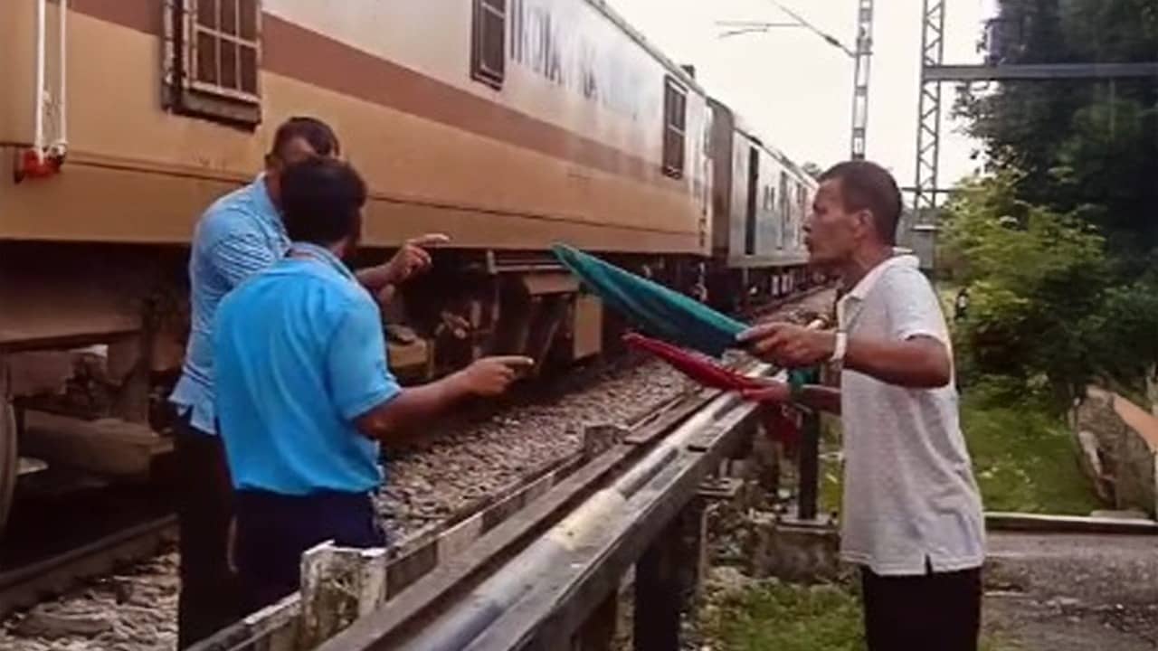 Indian Railways: ঘুমোচ্ছেন গেটম্যান, দাঁড়িয়ে পড়ল এক্সপ্রেস, নেমে এলেন গার্ড..., জলপাইগুলিতে সে কী কাণ্ড!