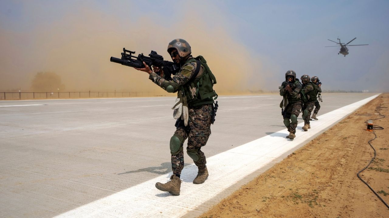 Indian Army: 'শের'কে নিয়ে এবার নামছে ভারতীয় সেনা, মিনিটে ৭০০ গুলিতে ঝাঁঝরা হবে শত্রুদের বুক! Indian Army: 'শের'কে নিয়ে এবার নামছে ভারতীয় সেনা, মিনিটে ৭০০ গুলিতে ঝাঁঝরা হবে শত্রুদের বুক!