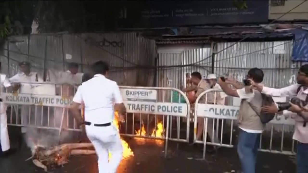 All India Strike: ৬০০ টাকা রোজ চাই! যাদবপুরের রাস্তায় আগুন জ্বালিয়ে দিল ধর্মঘটীরা, ট্রেন আটকানোর চেষ্টা