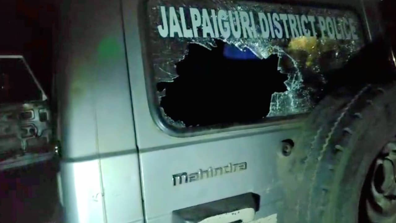 Trinamool Congress: তৃণমূলের গোষ্ঠী সংঘর্ষে উত্তাল চা বাগান, পুলিশের গাড়িতেও ভাঙচুর