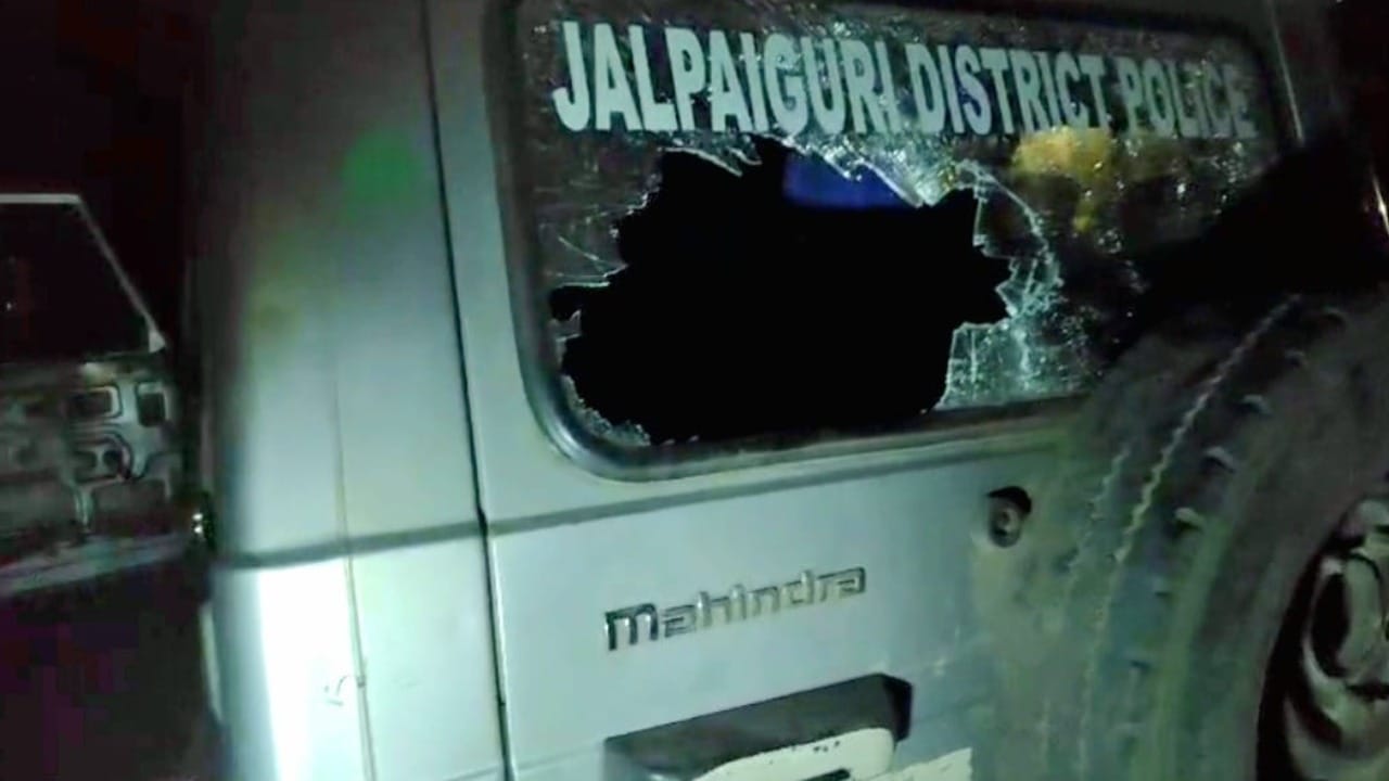 Trinamool Congress: তৃণমূলের গোষ্ঠী সংঘর্ষে উত্তাল চা বাগান, পুলিশের গাড়িতেও ভাঙচুর Trinamool Congress: তৃণমূলের গোষ্ঠী সংঘর্ষে উত্তাল চা বাগান, পুলিশের গাড়িতেও ভাঙচুর