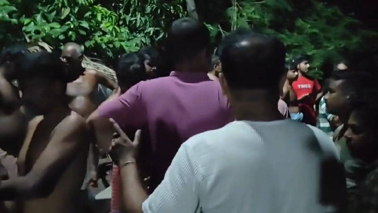 Extramarital Affair: পরকীয়া করতে গিয়ে হাতানাতে পাকড়াও তৃণমূল নেতা, রাতভর বাঁধা রইলেন ল্যাম্পপোস্টে