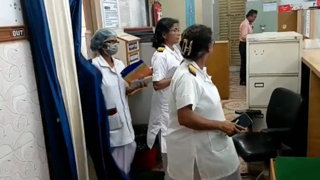 Govt Hospital: সরকারি হাসপাতালে মদ্যপ মহিলার দাপাদাপি, চূড়ান্ত হেনস্থার পর নার্সদের খুনের হুমকি! পুলিশে দায়ের অভিযোগ