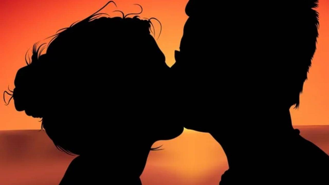 প্রায় মায়ের বয়সী নায়িকার ঠোঁটে ঠোঁট নায়কের ভাইয়ের! জানাজানি হতেই বিপাকে অভিনেতা