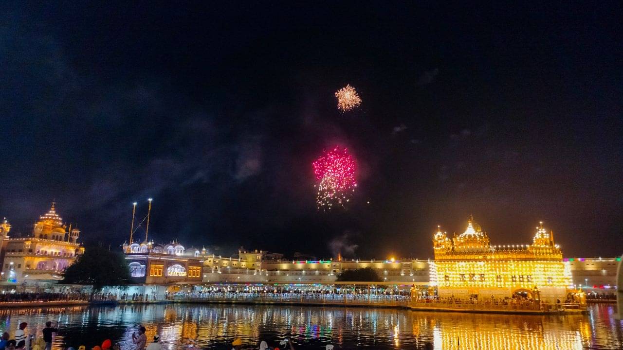 Amritsar Golden Temple: ঘিরে ফেলল পুলিশ-বাহিনী, একটা মেসেজেই রাতে হইচই পড়ল স্বর্ণমন্দিরে