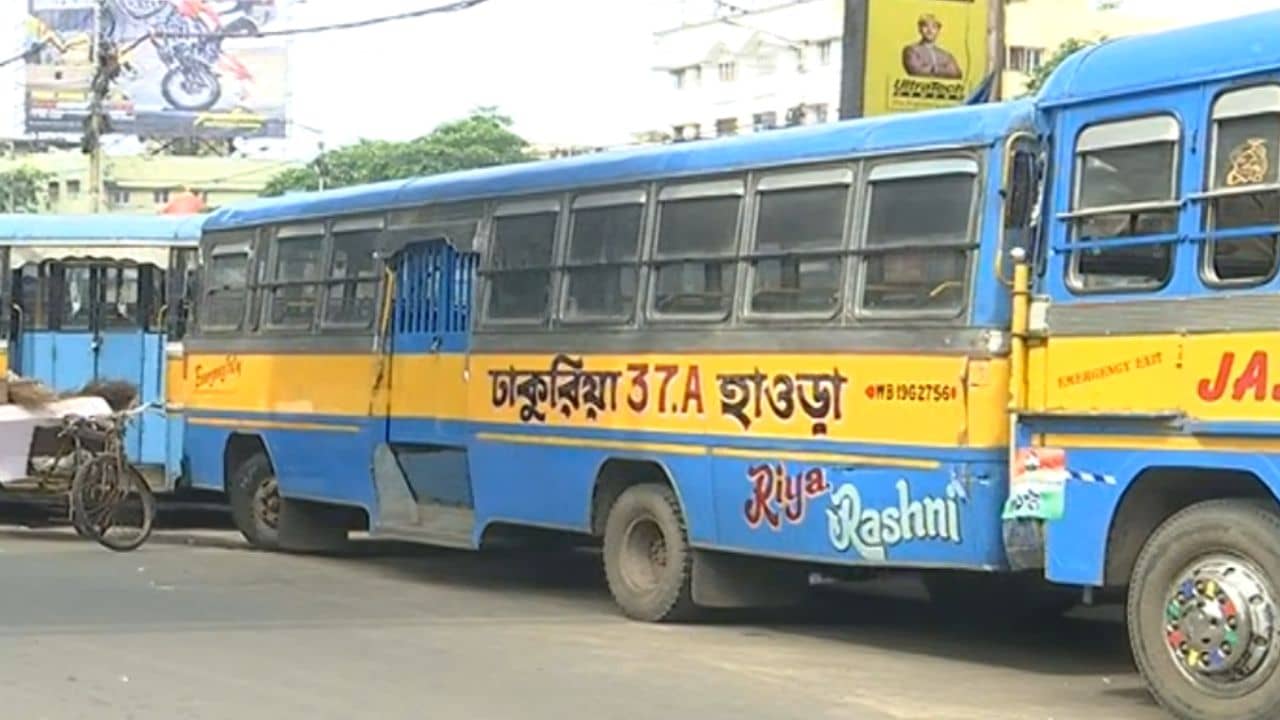 Kolkata Bus service: ঢাকুরিয়া ব্রিজের নিচে দাঁড়িয়ে একের পর এক বাস, কারণ জানলে অবাক হবেন