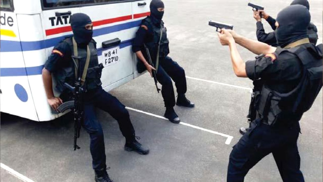 Kolkata Police STF: আনন্দপুরে গেস্ট হাউস ঘিরে ফেলল কমান্ডো! বিহারের গ্যাংস্টার খুনে বড় সাফল্য পুলিশের STF-র Kolkata Police STF: আনন্দপুরে গেস্ট হাউস ঘিরে ফেলল কমান্ডো! বিহারের গ্যাংস্টার খুনে বড় সাফল্য পুলিশের STF-র