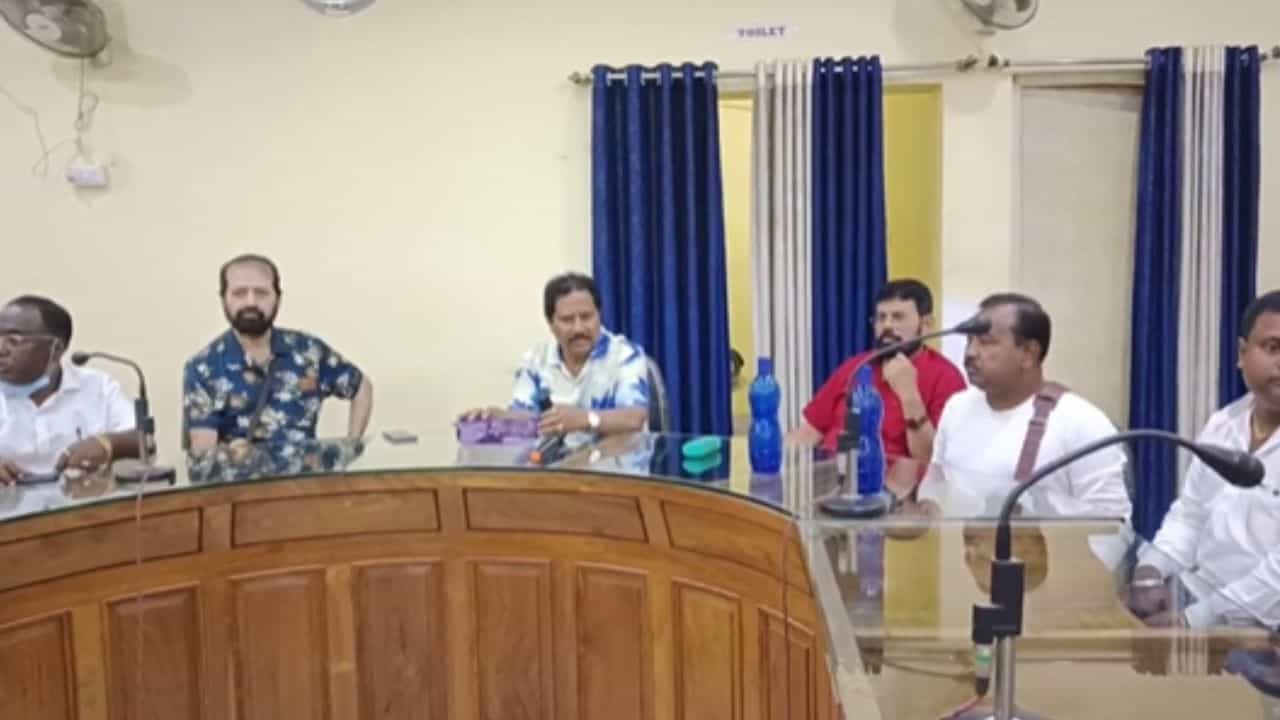 Krishnanagar Municipality: কাউন্সিলরদেরই অনাস্থা, অপসারিত কৃষ্ণনগর পৌরসভার চেয়ারম্যান Krishnanagar Municipality: কাউন্সিলরদেরই অনাস্থা, অপসারিত কৃষ্ণনগর পৌরসভার চেয়ারম্যান