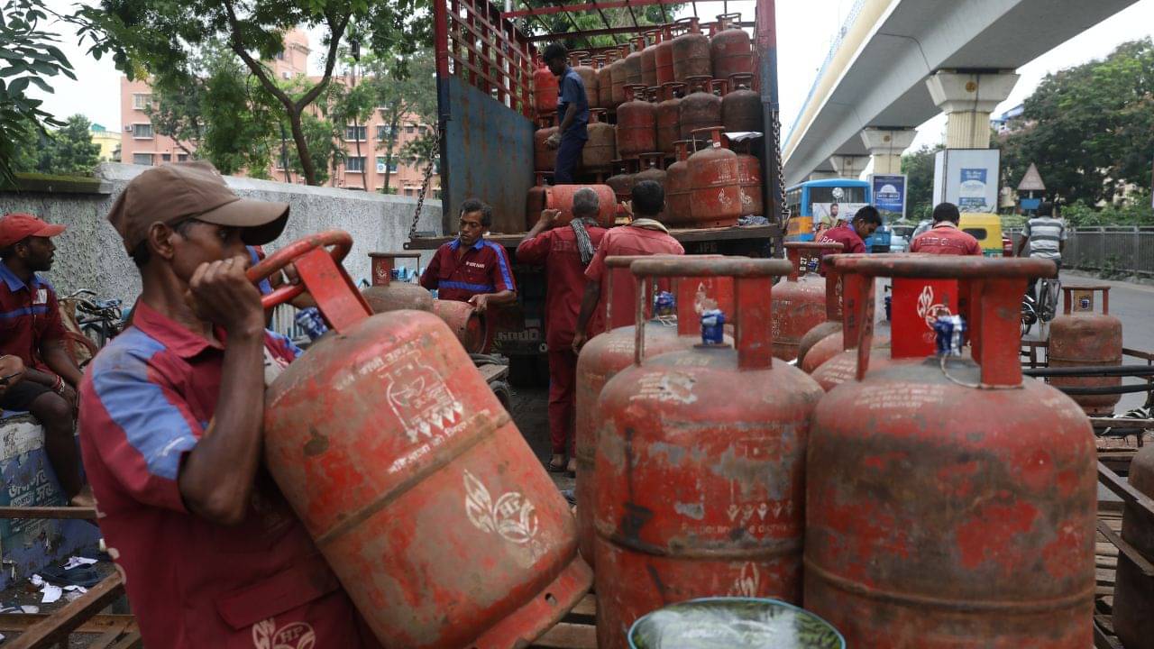 LPG Gas Price Drops: একেবারে মোক্ষম ছাড়! কমল রান্নার গ্যাসের দাম, কলকাতায় সিলিন্ডার কিনতে এবার কত খরচ?