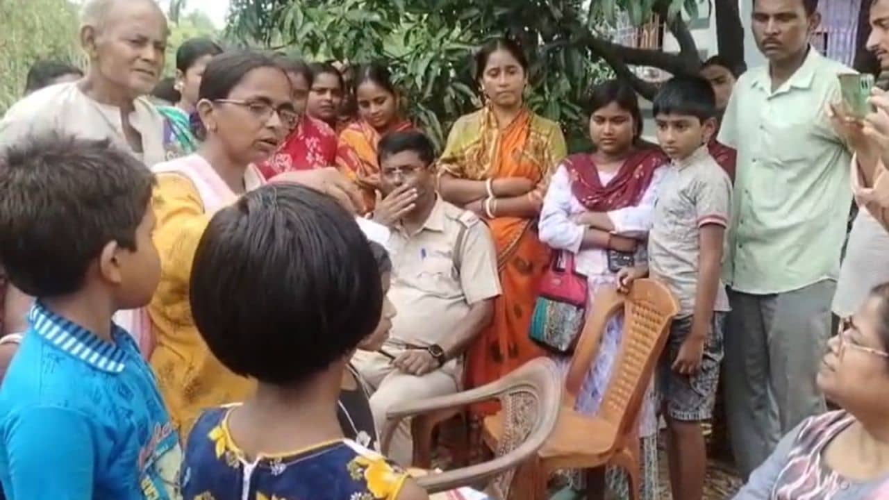 Arambagh School: বাথরুমে গেলে প্রমাণ দিতে হবে শিশুদের, প্রধান শিক্ষিকার বিরুদ্ধে উঠল বিস্ফোরক অভিযোগ