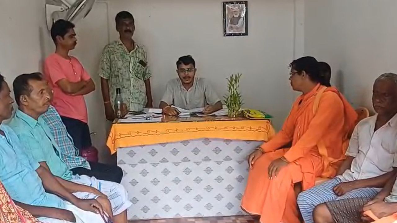 CAA in Bagda: বাগদায় খোলা হল CAA ক্যাম্প, নথি নিয়ে হাজির হচ্ছেন বাসিন্দারা CAA in Bagda: বাগদায় খোলা হল CAA ক্যাম্প, নথি নিয়ে হাজির হচ্ছেন বাসিন্দারা