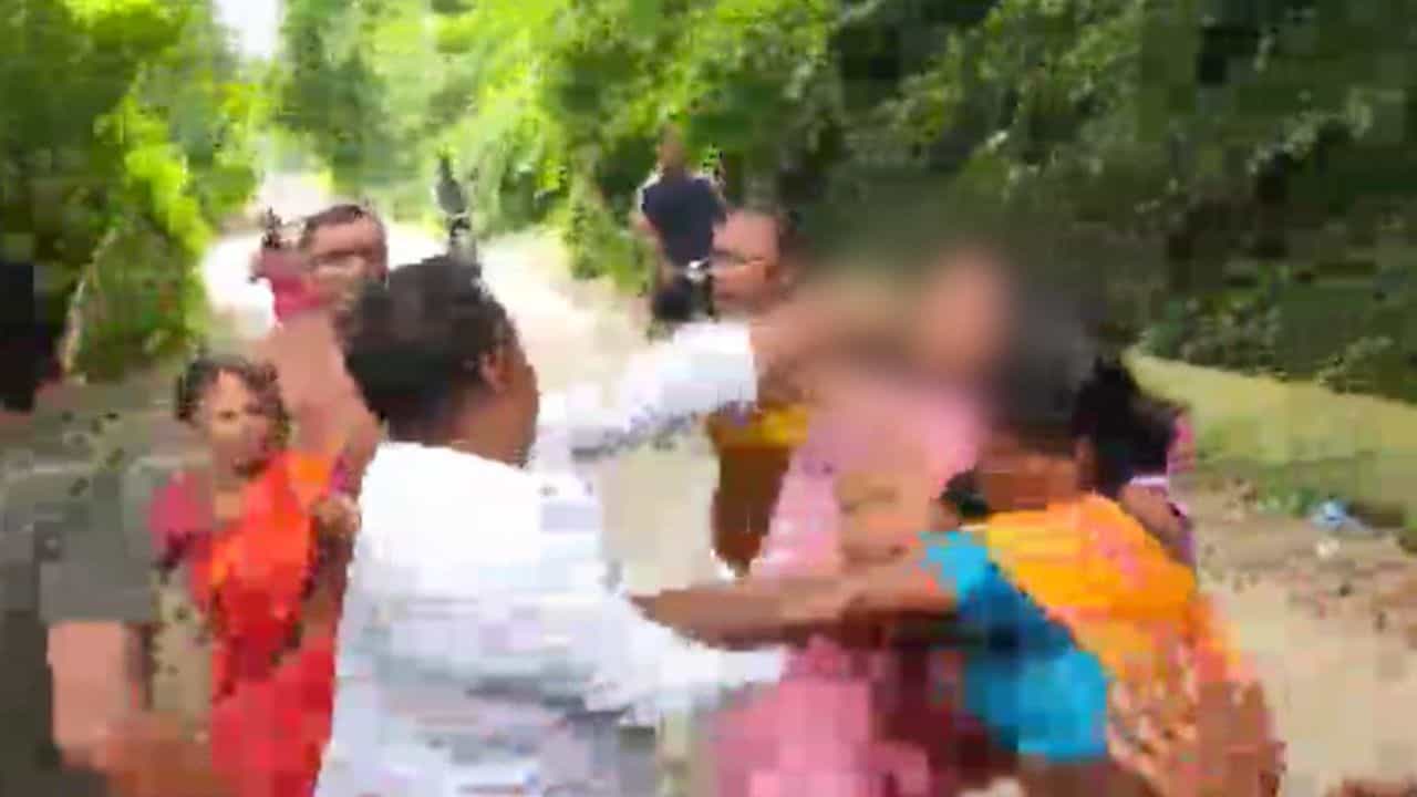 Video Viral: রাস্তার মাঝে সপাটে মহিলাকে মার! তৃণমূল নেতার 'কীর্তি' দেখলে চোখ কপালে উঠবে