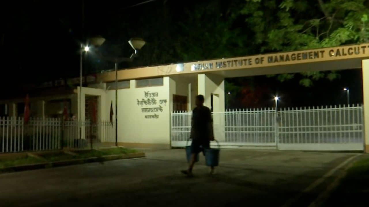 Joka: পিৎজা খাওয়ানোর পরই আচ্ছন্ন হয়ে পড়েন...! শহরের নামী ম্যানেজমেন্ট কলেজের হস্টেলে তরুণীকে ধর্ষণের অভিযোগ, গ্রেফতার ছাত্র