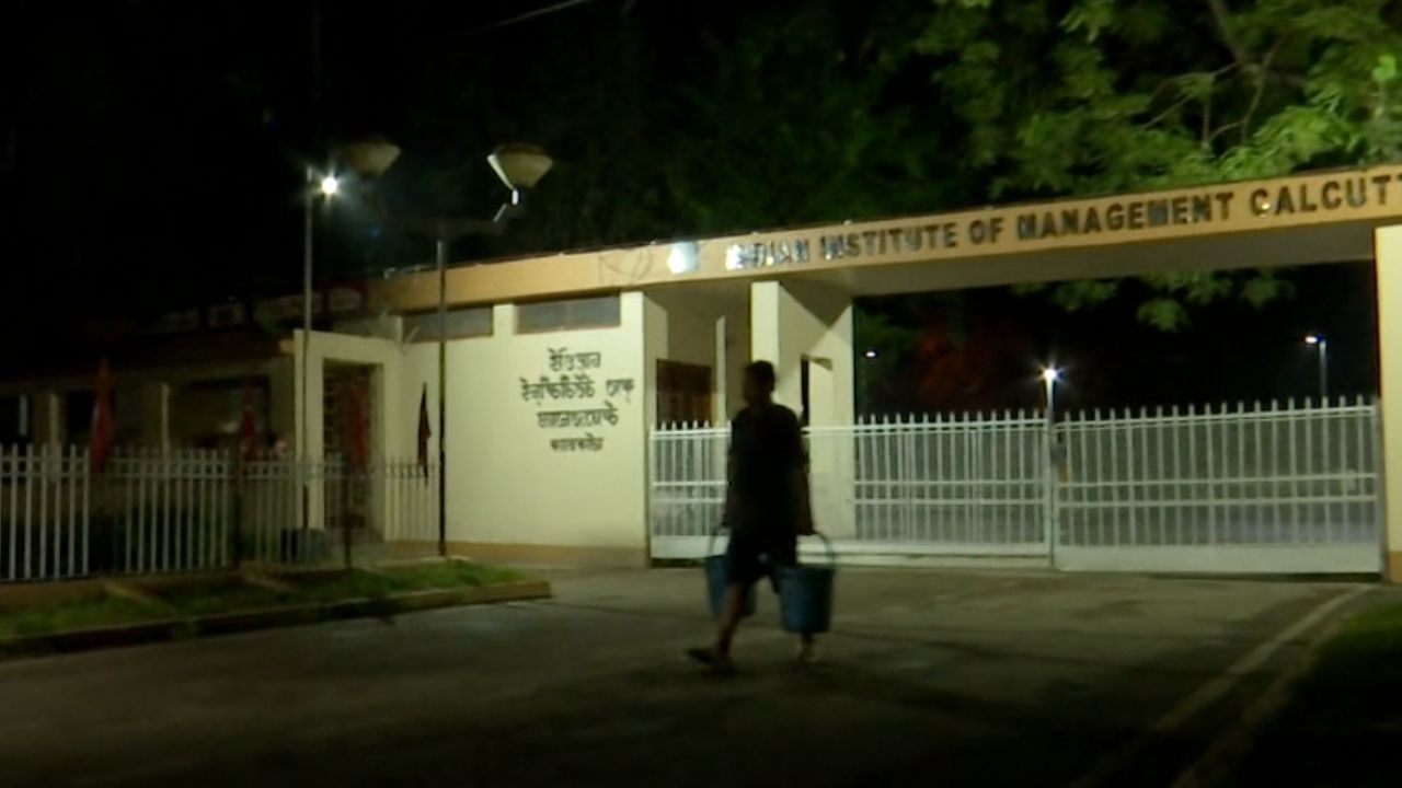 Joka: পিৎজা খাওয়ানোর পরই আচ্ছন্ন হয়ে পড়েন...! শহরের নামী ম্যানেজমেন্ট কলেজের হস্টেলে তরুণীকে ধর্ষণের অভিযোগ, গ্রেফতার ছাত্র Joka: পিৎজা খাওয়ানোর পরই আচ্ছন্ন হয়ে পড়েন...! শহরের নামী ম্যানেজমেন্ট কলেজের হস্টেলে তরুণীকে ধর্ষণের অভিযোগ, গ্রেফতার ছাত্র