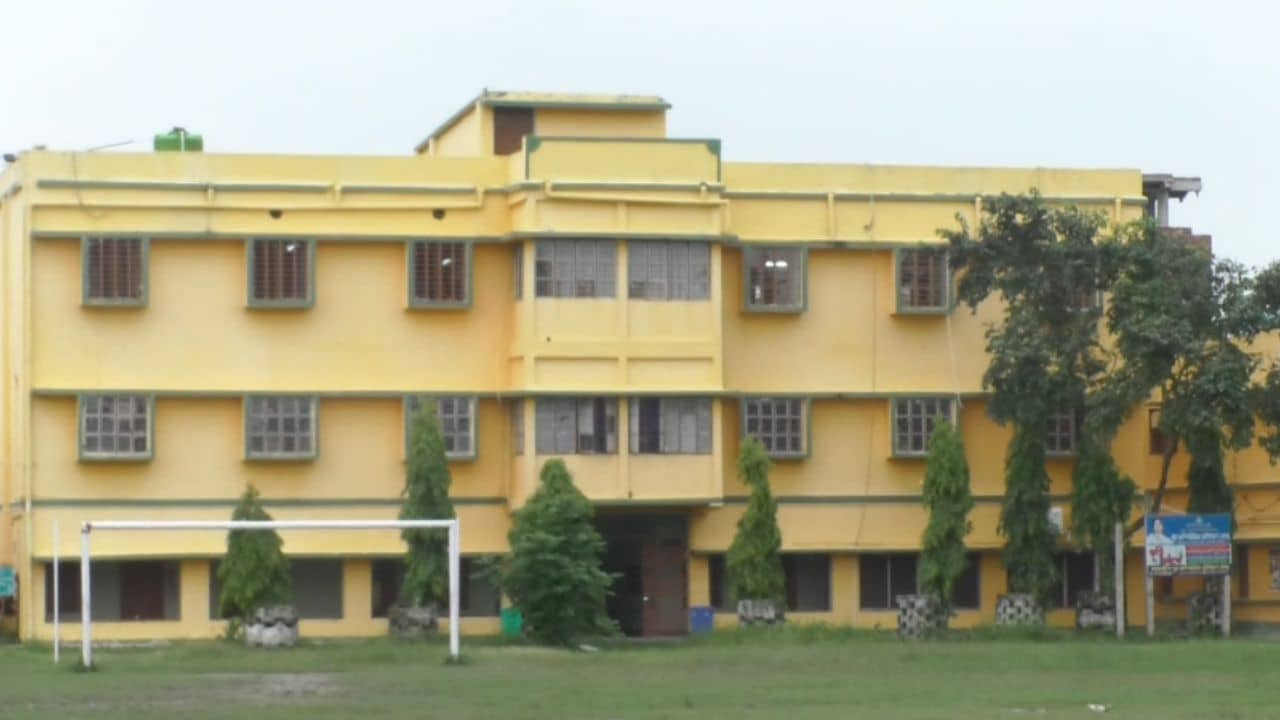 মাধ্যমিক-উচ্চমাধ্যমিক পাশ নয়, এই চাকরি পেতে গেলে যোগ্যতা লাগে টিএমসিপি! MLA বলছেন, ওরা অভাবী