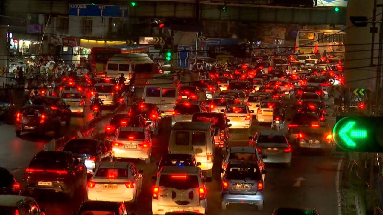 Kolkata Traffic: অবরুদ্ধ শহর, ইএম বাইপাসে লম্বা জ্যাম, কী এমন ঘটল বৃহস্পতিবার সন্ধ্যায়