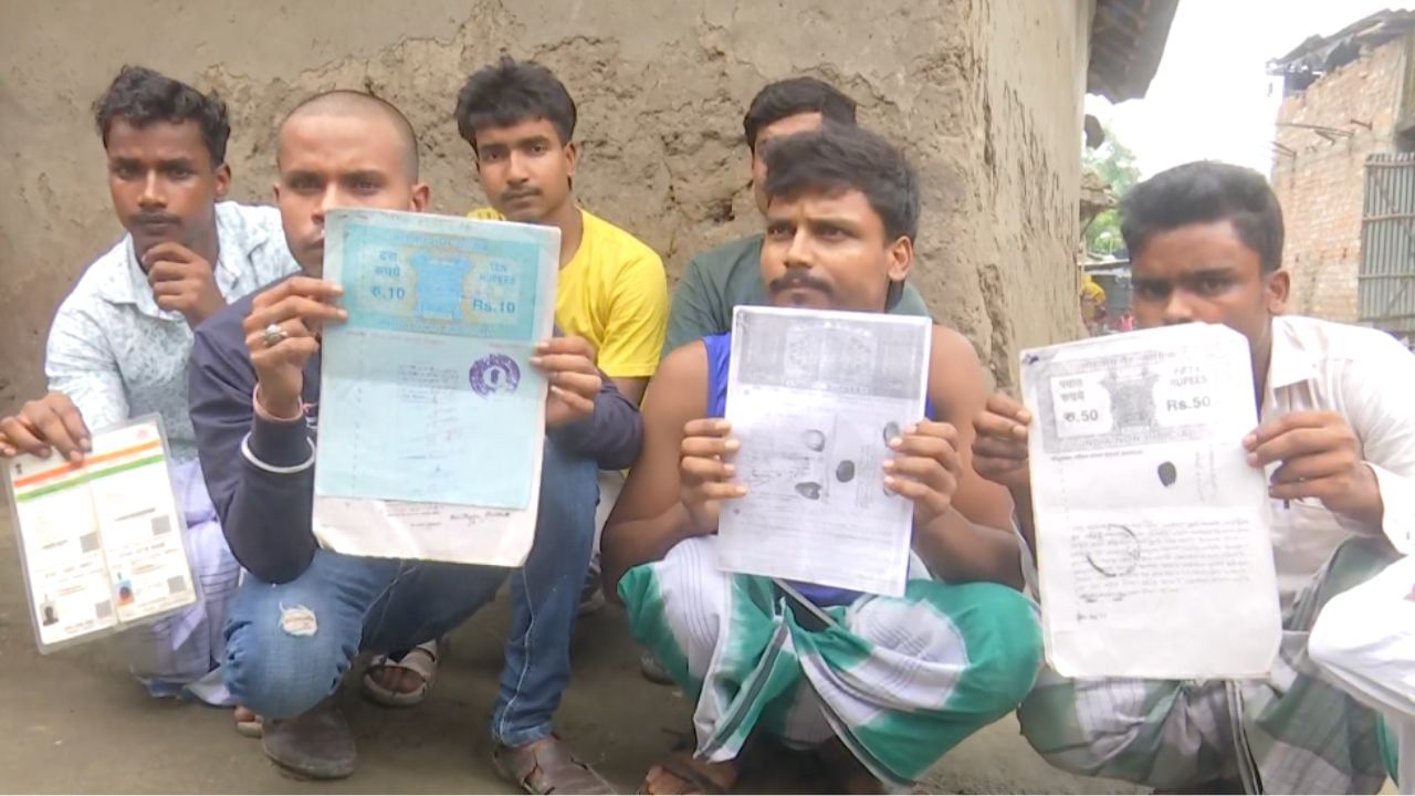 Malda Labours: 'তুলে নিয়ে গিয়েছিল... তবু ও রাজ্যে তো যেতেই হবে, এখানে কাজ নেই', ক্যাম্প থেকে ফিরে বলল ওরা Malda Labours: 'তুলে নিয়ে গিয়েছিল... তবু ও রাজ্যে তো যেতেই হবে, এখানে কাজ নেই', ক্যাম্প থেকে ফিরে বলল ওরা