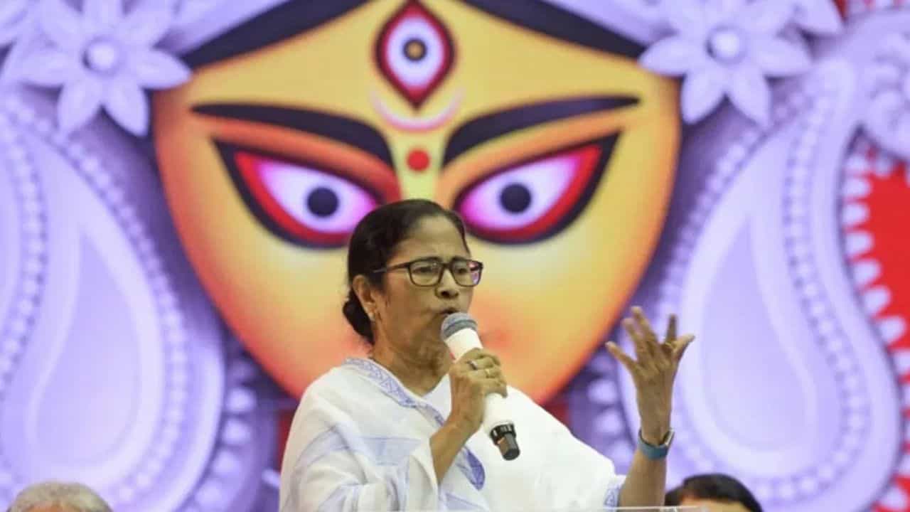 Durga Puja: 'এবার কত দেব? ৯০... ৯৫...', বলেই মমতা ঘোষণা করলেন ১ লাখ ১০ হাজার Durga Puja: 'এবার কত দেব? ৯০... ৯৫...', বলেই মমতা ঘোষণা করলেন ১ লাখ ১০ হাজার