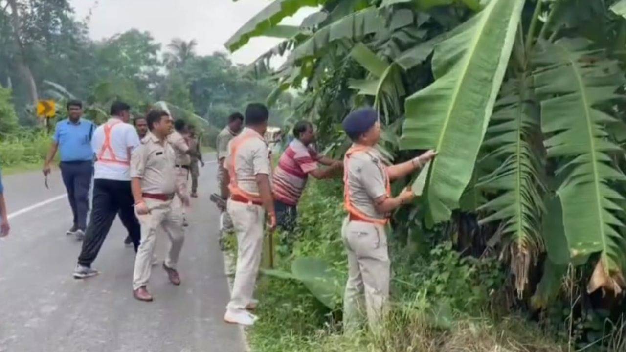 Police: খাকি পোশাক পরে হঠাৎ রাস্তার ধারে আগাছা পরিষ্কার করতে কেন নামল পুলিশ?