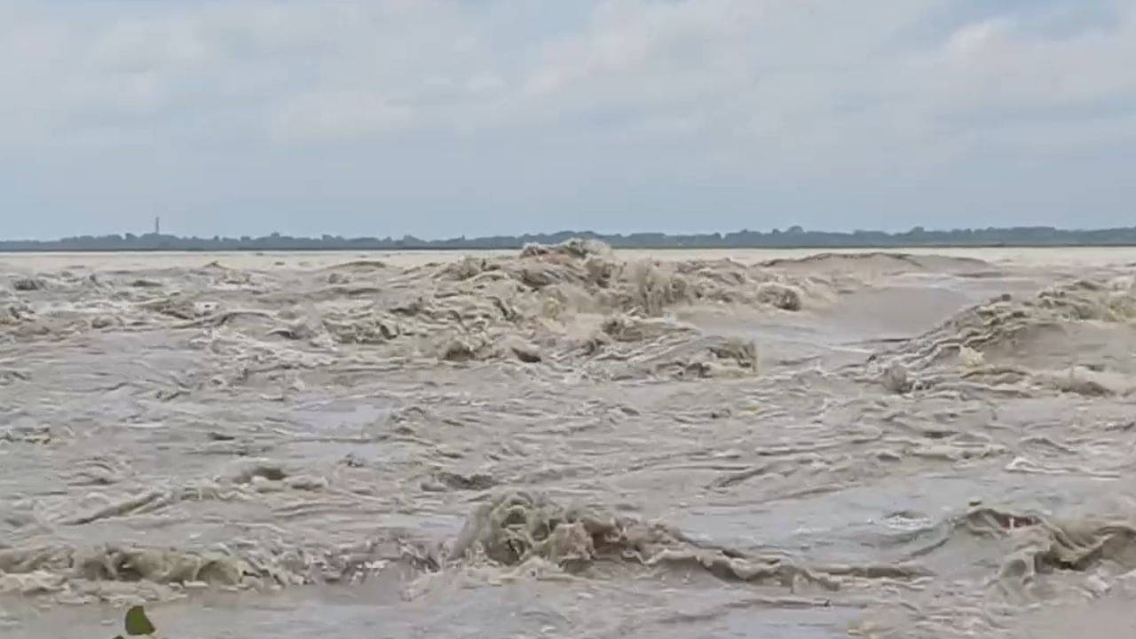 Weather-Red Alert: জারি রেড অ্যালার্ট, ক্রমশ ফুঁসছে তিস্তা, ঘুম উড়েছে স্বদেশ-মনিকাদের