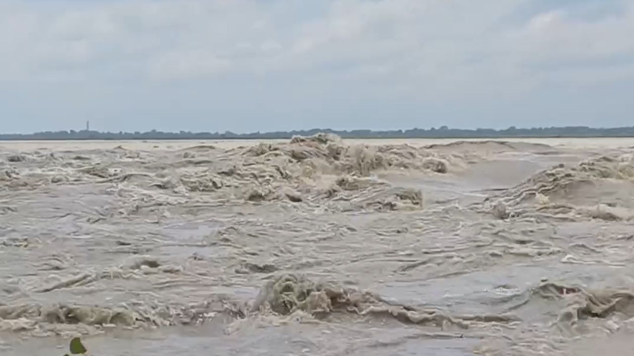 Weather-Red Alert: জারি রেড অ্যালার্ট, ক্রমশ ফুঁসছে তিস্তা, ঘুম উড়েছে স্বদেশ-মনিকাদের Weather-Red Alert: জারি রেড অ্যালার্ট, ক্রমশ ফুঁসছে তিস্তা, ঘুম উড়েছে স্বদেশ-মনিকাদের