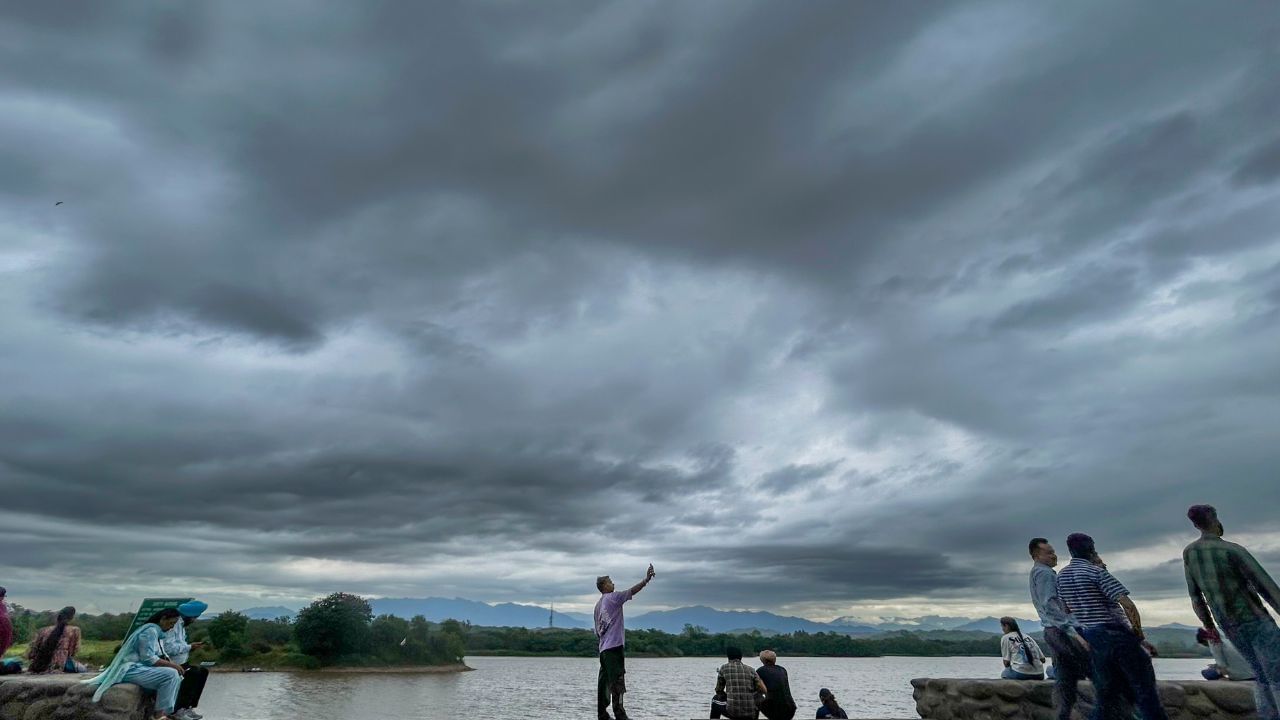 Weather Update: বৃষ্টির সঙ্গে দমকা বাতাস, থাকছে প্লাবন-ধসের আশঙ্কাও Weather Update: বৃষ্টির সঙ্গে দমকা বাতাস, থাকছে প্লাবন-ধসের আশঙ্কাও