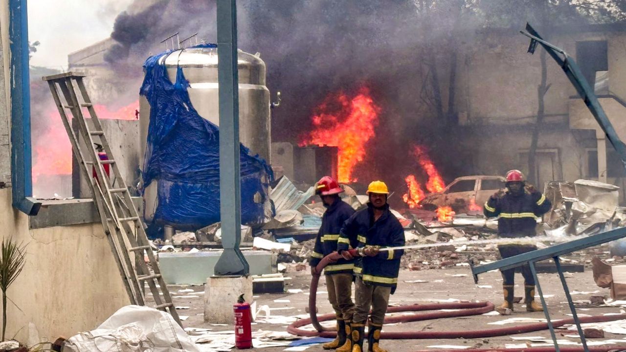 Blast: মুহূর্তে ছিটকে যায় সবাই, ধ্বংসস্তূপ সরাতেই বেরোল ৩৫ জনের লাশ Blast: মুহূর্তে ছিটকে যায় সবাই, ধ্বংসস্তূপ সরাতেই বেরোল ৩৫ জনের লাশ