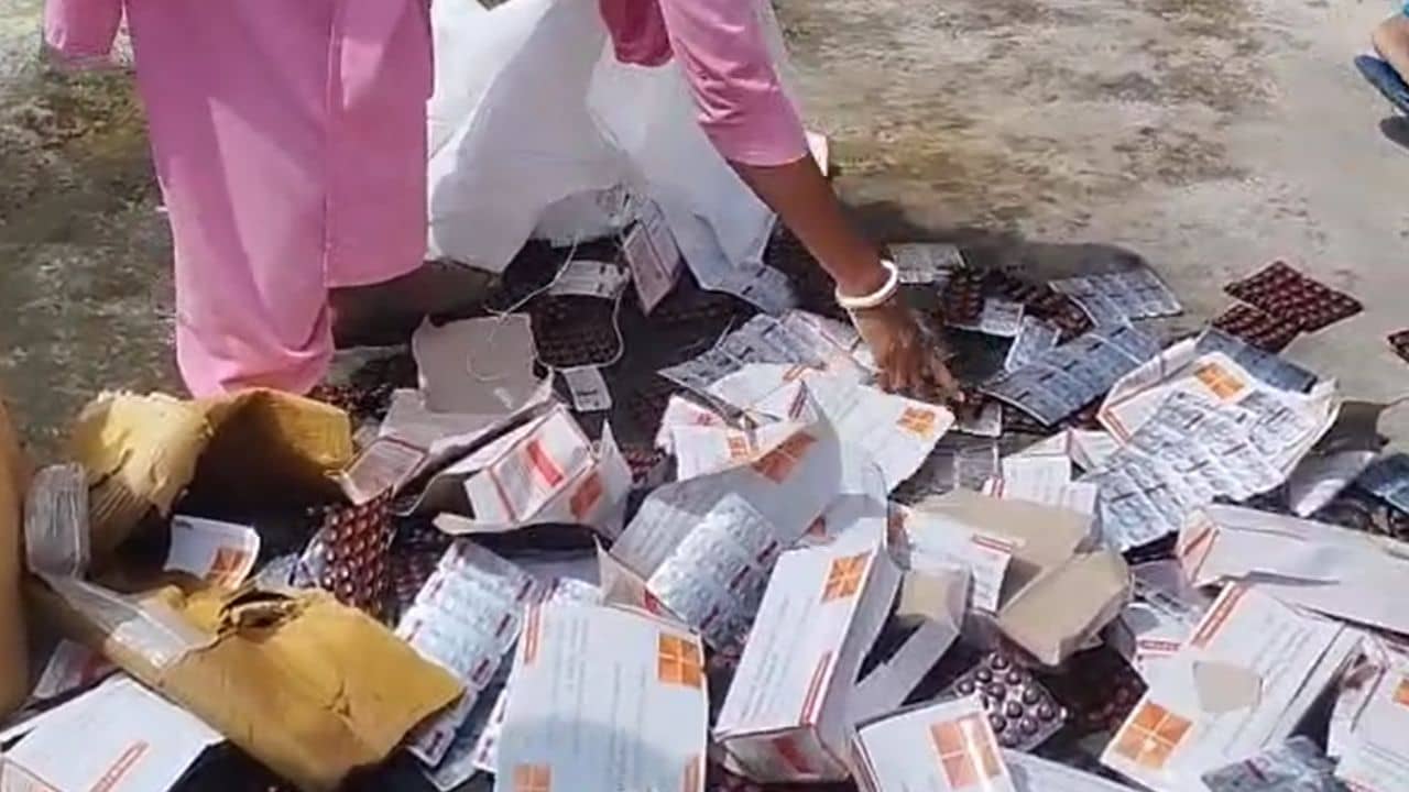 Tarakeswar: ওষুধ জোটেনা অথচ...! বাথরুমের চেম্বারে ফেলে দেওয়া গাদা গাদা ওষুধ দেখে রেগে-আগুন গ্রামবাসীরা