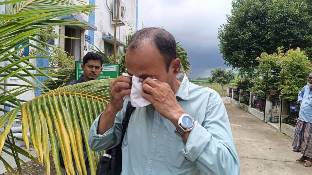 Nadia: ছেড়ে দেব চাকরি, TMC কর্মীর হাতে বেধড়ক মার খেয়ে হাউহাউ করে কাঁদছেন অধ্যক্ষ! কী এমন করেছিলেন?