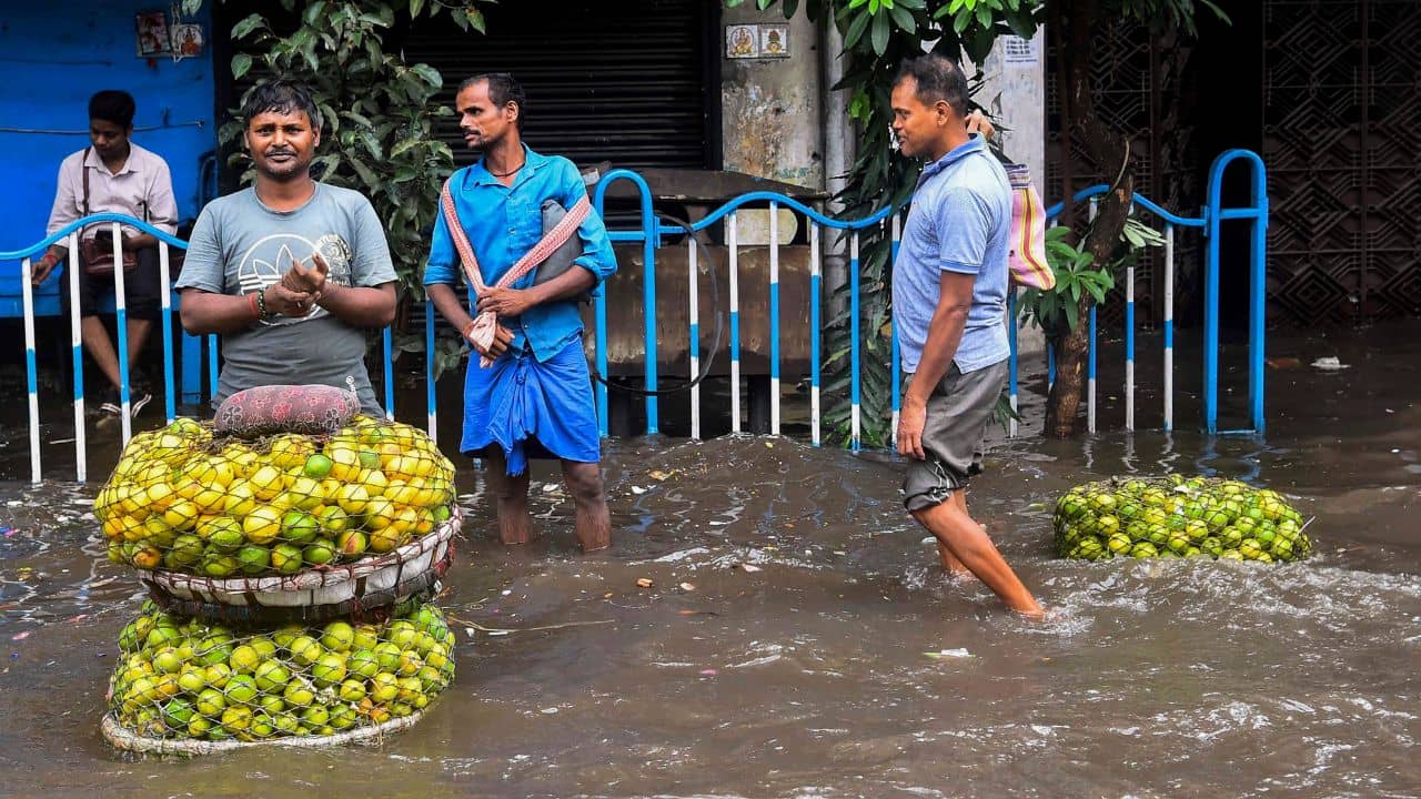 Weather Update: বাংলায় ফের জারি হলুদ সতর্কতা, বঙ্গোপসাগরে বদলাচ্ছে পরিস্থিতি