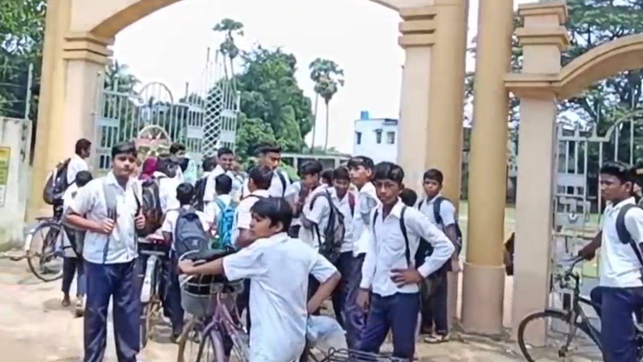 Burdwan: স্কুলে না গেলে দিতে হবে ২০০ টাকা! অভিযোগ উঠতেই নড়চড়ে বসল স্কুল কর্তৃপক্ষ