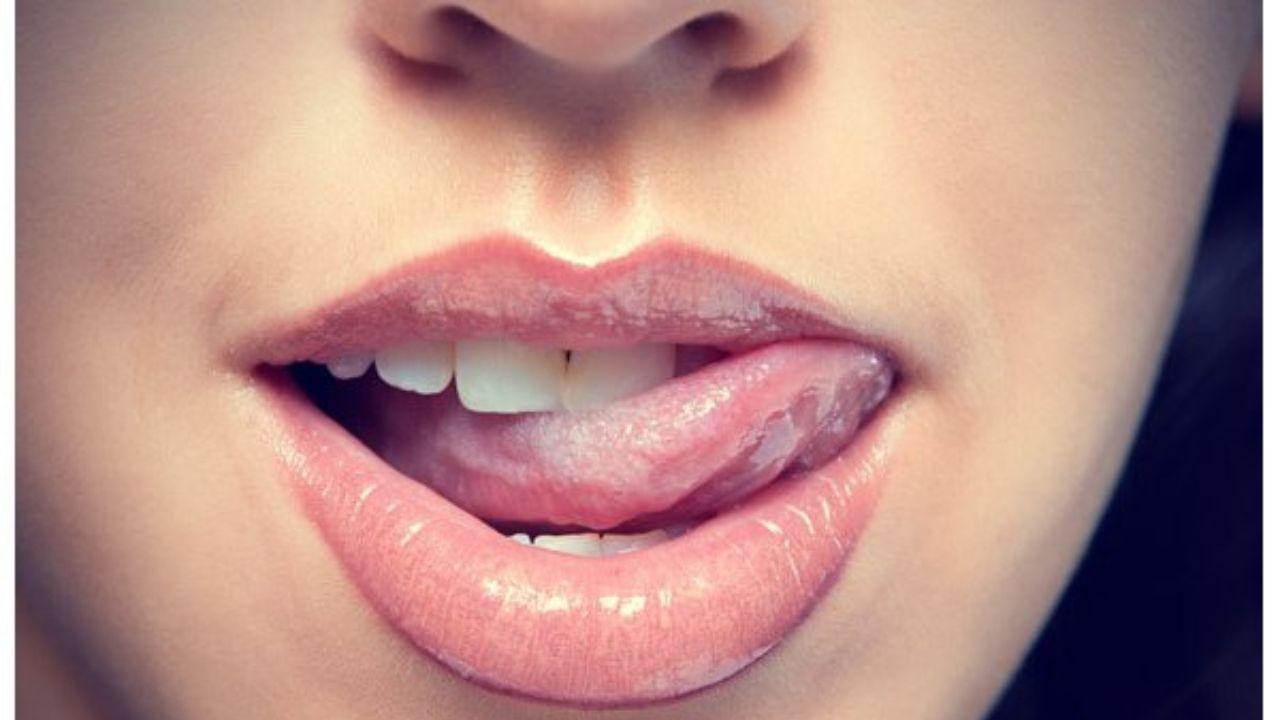 ঠোঁট শুকিয়ে গেলেই জিভ দিয়ে চাটছেন! অজান্তে বিপদ ডাকছেন না তো? ঠোঁট শুকিয়ে গেলেই জিভ দিয়ে চাটছেন! অজান্তে বিপদ ডাকছেন না তো?