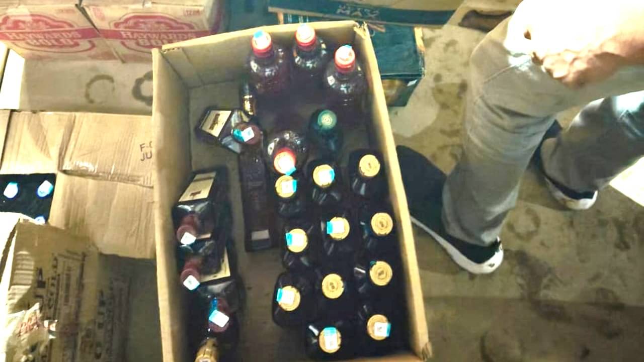 South Dinajpur: বাইরে থেকে দেখলে মুদির দোকান, ভিতরে থরে থরে সাজানো মদের বোতল! দেখেই ঘুম উড়ল পুুলিশের